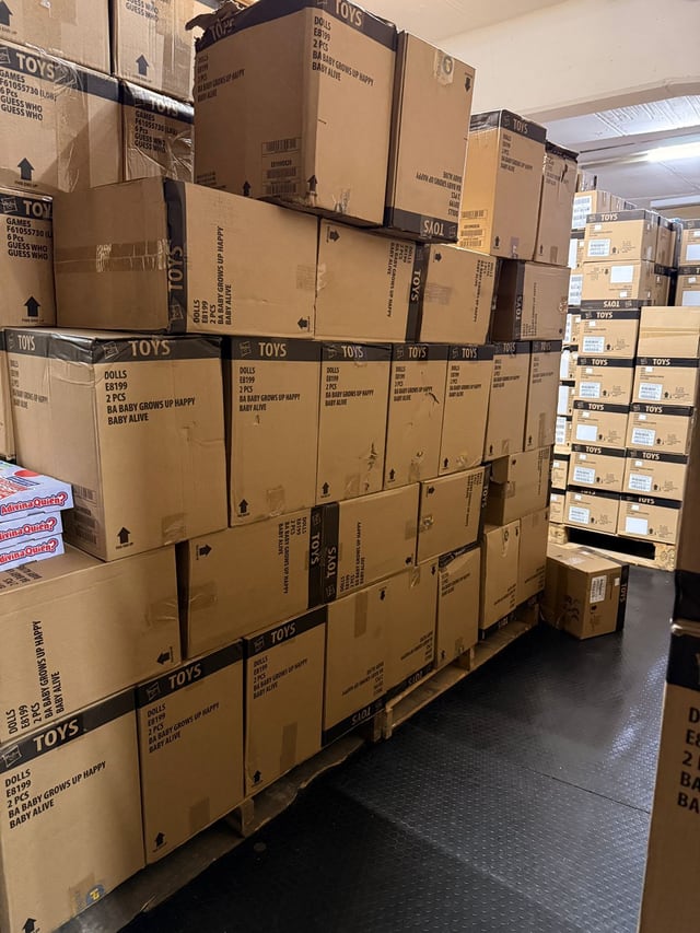 Primer plano de cajas etiquetadas sobre tarimas junto a un paso lateral