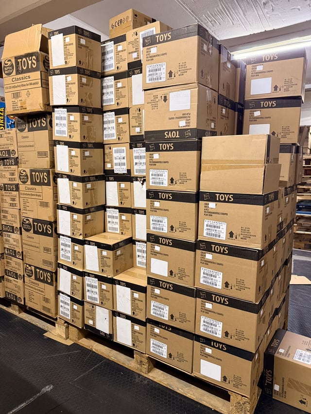 Conjunto frontal de cajas de distintos tamaños montadas sobre varias tarimas