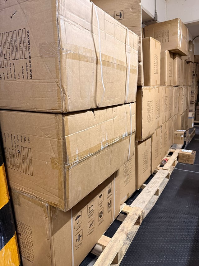 Cajas grandes cerradas y sujetas sobre una línea continua de tarimas