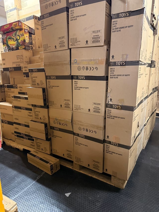 Cajas altas y bajas organizadas en un mismo conjunto sobre una tarima