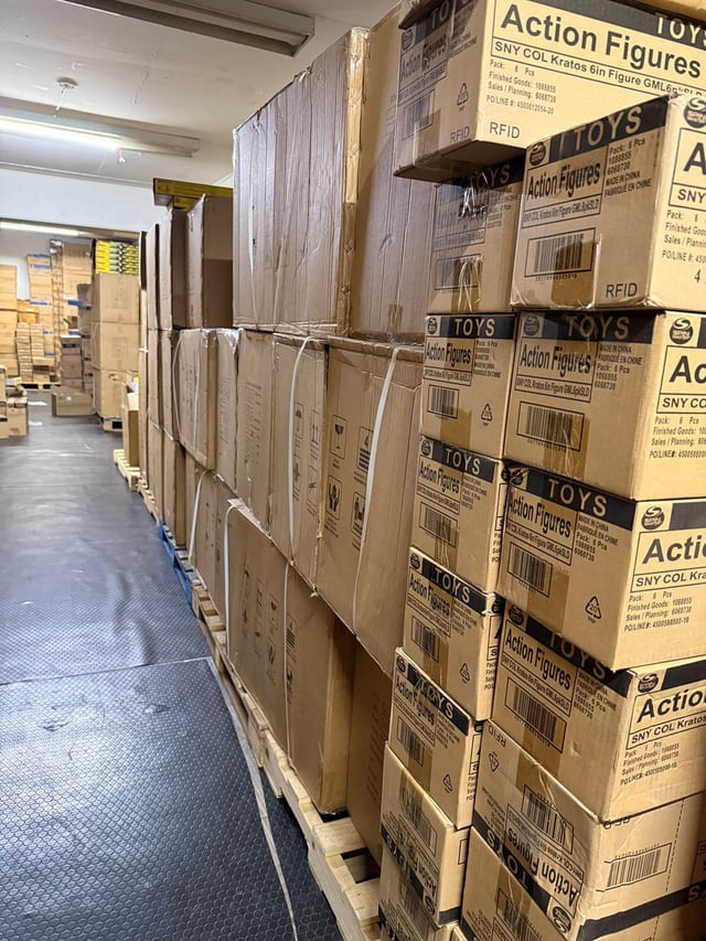 Vista longitudinal de un pasillo con cajas etiquetadas alineadas a la derecha