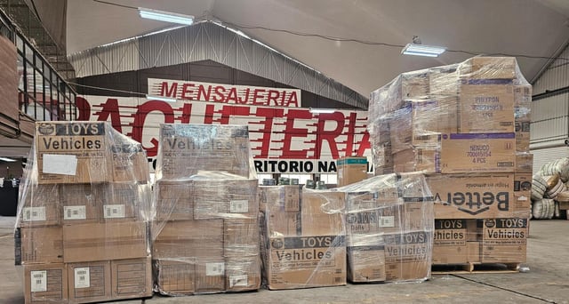 Vista panorámica de varios conjuntos embalados y un apilado alto a la derecha
