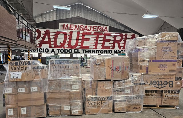 Cajas envueltas con anotaciones visibles dentro de una zona de preparación