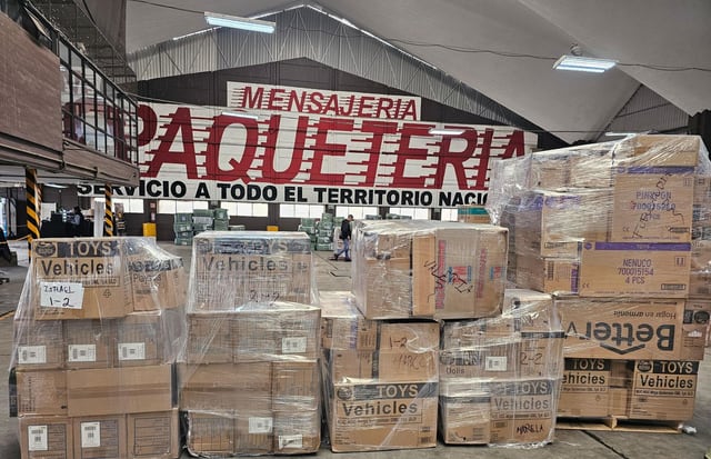 Conjuntos de cajas embalados junto a una zona activa de preparación